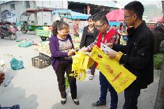 为进一步推进全镇毒品预防教育，增强广大群众禁毒法制意识，4月16日，柳市镇禁毒办组织禁毒志愿者到北城社区东风村菜场开展禁毒知识宣传活动。