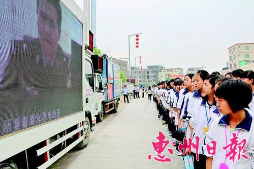 　　福田中学学生在接受禁毒教育。
