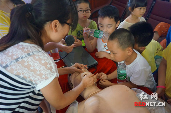 妈妈和孩子一起学习急救知识。资料图