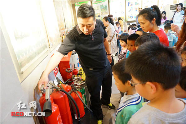 培训工作人员给孩子们上消防安全课。资料图