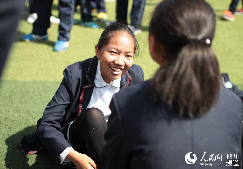 四川西昌航天学校学生在大课间时正在进行体育锻炼。（朱虹 摄）