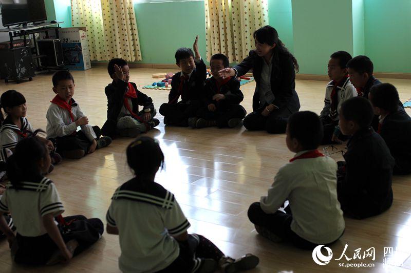 西昌航天学校低年级的的学生正在上一堂心理关爱课。（朱虹 摄）