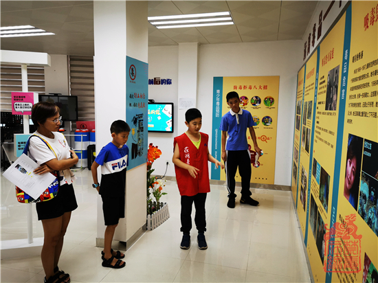 禁毒小义工在为来访群众讲解新闻案例